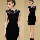 Robe courte de soirée avec un décolleté voilé